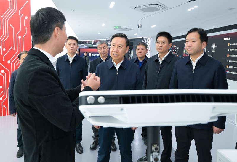 王曉暉調(diào)研成都高新企業(yè) 以科技創(chuàng)新引領產(chǎn)業(yè)升級，培育新質(zhì)生產(chǎn)力